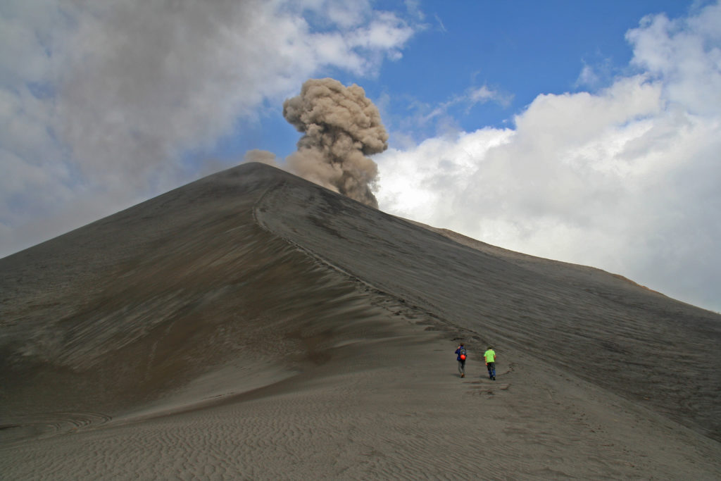 Le volcan Yasur (Vanuatu) en éruption strombolienne. On observe bien les centres récentes qui se déposent.