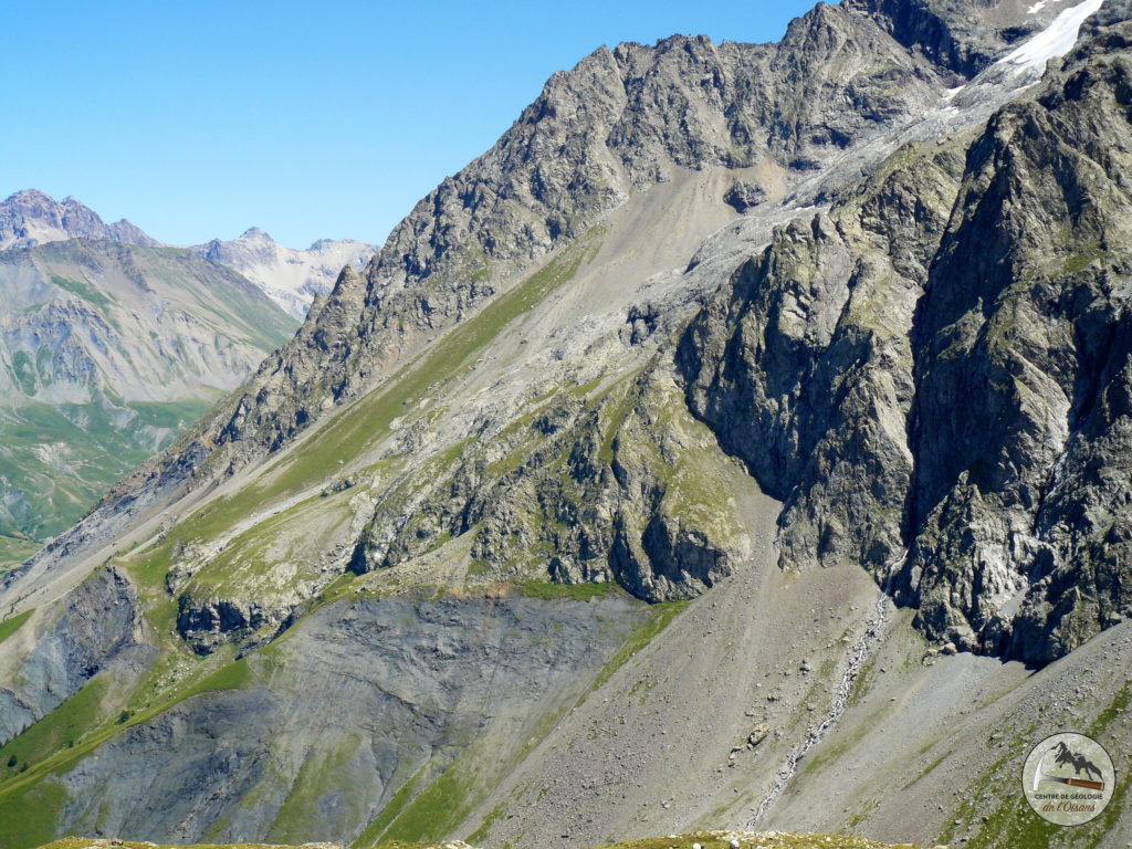 Le chevauchement de la Meije. Les Calcschistes en bas, le socle au dessus.